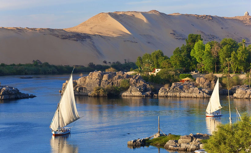 قارب شراعي على النيل